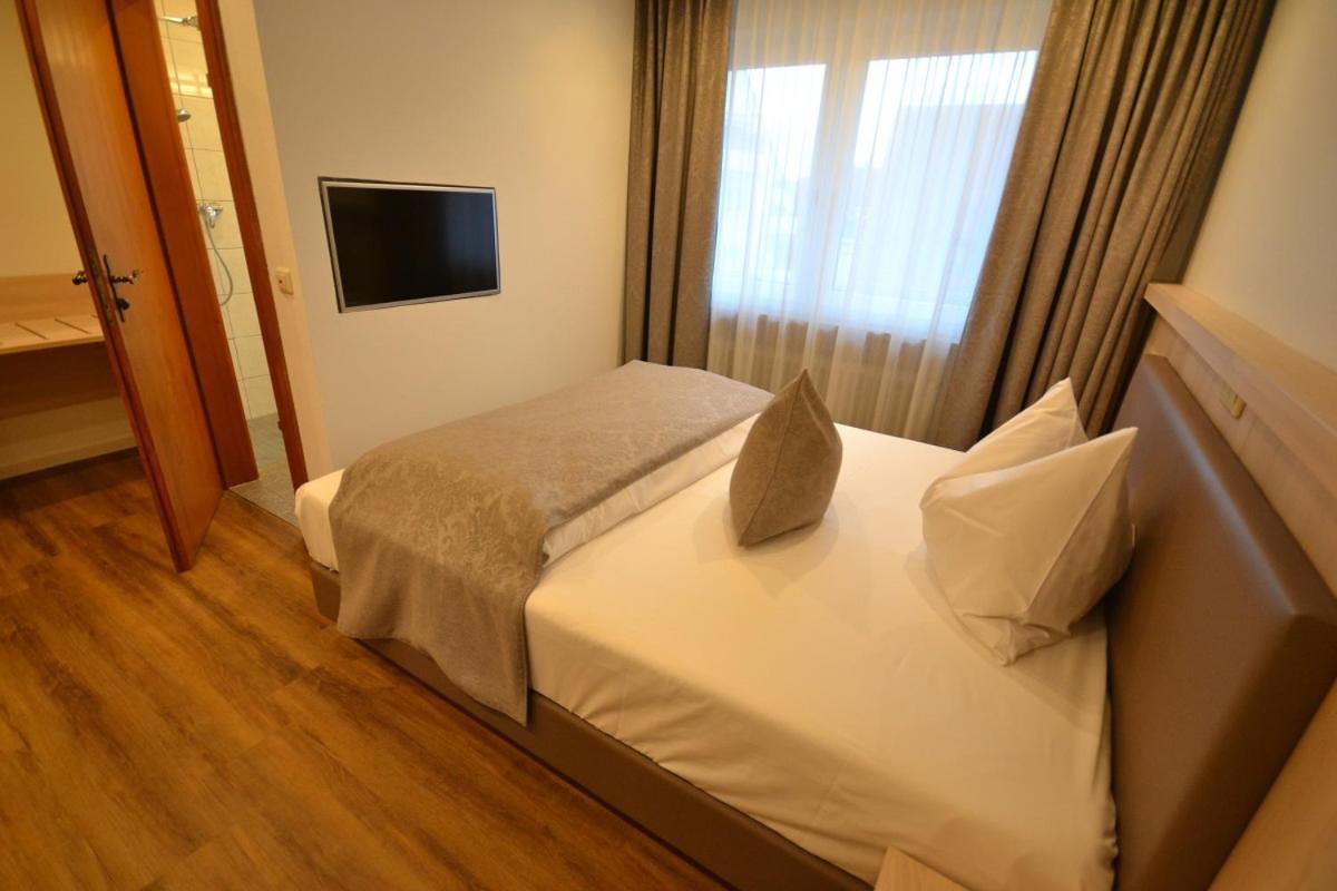 Hotel-Gasthof Weisses Ross Schwaig bei Nürnberg Kültér fotó